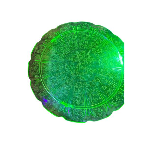 This beautiful Cake Plate is made out of depression/uranium glass. - Picture 1 of 8
